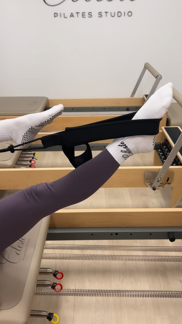 Una práctica real en Celeste: pies en las correas del reformer y muelles en tensión