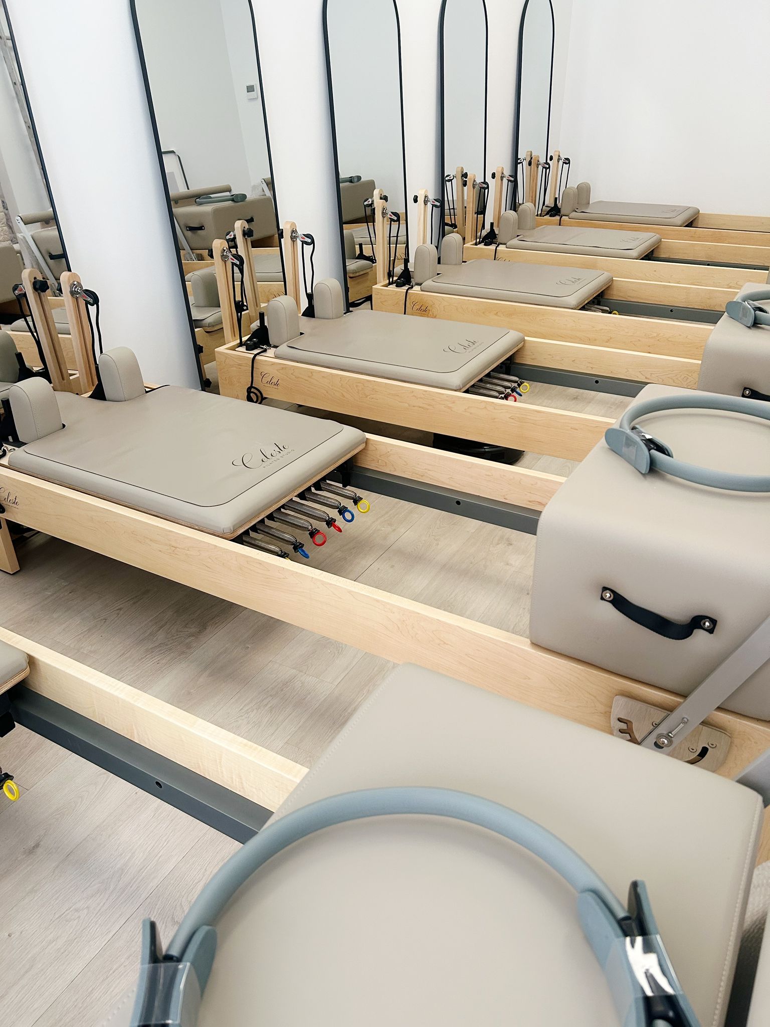 Reformers de madera clara del estudio Celeste